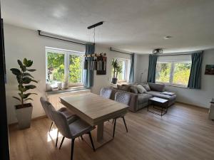 a living room with a table and a couch at FeWo zum Büttelfels in Dahn