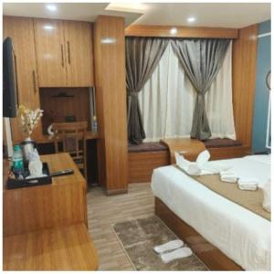 Ένα ή περισσότερα κρεβάτια σε δωμάτιο στο Hotel House Home Valley View Room Beside The Gandhi RD +35 φωτογραφίες