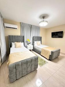 Postel nebo postele na pokoji v ubytování family apt centric near historic center boardwalk