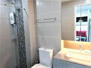 O baie la A Fully Furnished Condo in the Phuket Center