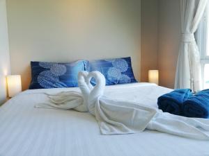 Un pat sau paturi într-o cameră la A Fully Furnished Condo in the Phuket Center