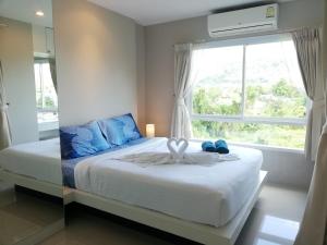 Un pat sau paturi într-o cameră la A Fully Furnished Condo in the Phuket Center +47 fotografii