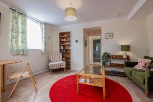 Posezení v ubytování Kinnessburn Road Apartment - No 20