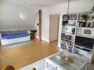 ein Wohnzimmer mit Sofa und Fernseher in der Unterkunft Ottersberg in Ottersberg