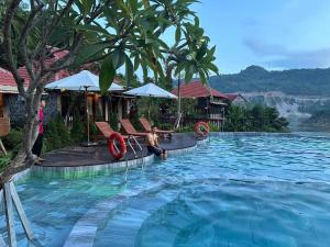 Kolam renang di atau dekat dengan Mit Retreat