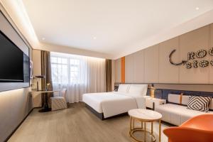una habitación de hotel con una cama y un sofá en Mercure Nanjing Sun Yat-sen Mausoleum, en Nanjing 17 fotos más