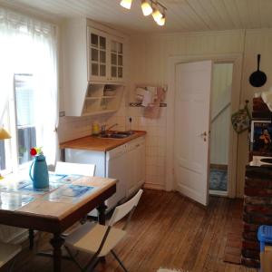 cocina con mesa, fregadero, mesa y sillas en Linddalsveien 7, 4950 Risør, Norway, en Risør 9 fotos más