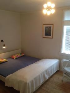 Un dormitorio con una cama blanca grande y una ventana en Linddalsveien 7, 4950 Risør, Norway, en Risør