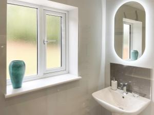 Vannituba majutusasutuses 2 Woodbine Cottage +38 fotot