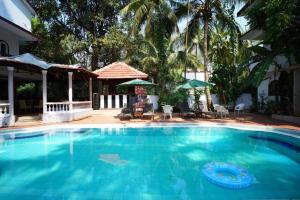 卡兰古特Ritchita Beach way的一个蓝色海水的大型游泳池