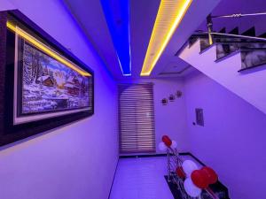 DargaiにあるHotel Classic Innの紫色の照明と風船が飾られた階段のある部屋