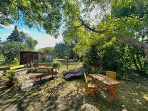 a picnic table and chairs in a yard at Ferienwohnung Dahlen mit familienfreundlichem Garten in Dahlen