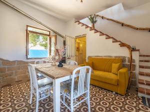 La Casa sul Mare في San Vero Milis: غرفة معيشة مع طاولة وأريكة صفراء
