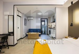 马德里The 143的公寓内设有一间客厅和一间厨房