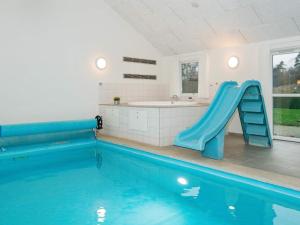einen Pool mit blauer Rutsche im Bad in der Unterkunft Luxury Retreat with Pool - By Traum Ferienwohnungen in Ebeltoft
