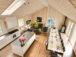 einen Blick über ein Wohnzimmer und ein Esszimmer in der Unterkunft Luxury Retreat with Pool - By Traum Ferienwohnungen in Ebeltoft + 19 Fotos