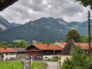 a village with buildings and mountains in the background at Wildstein - Rote Wand in Bayrischzell