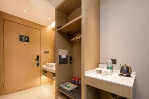 Una habitación con una cocina con una tetera sobre un mostrador. en Mercure Nanjing Sun Yat-sen Mausoleum, en Nanjing