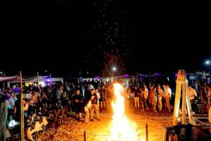 Eine Menschenmenge, die nachts eine Feuershow sieht. in der Unterkunft Feriendorf Oasi Mobilehome Maui für 5 Personen in Sottomarina + 26 Fotos