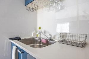 una encimera de cocina con fregadero en una cocina en Onjjukuオーシャンビューコンドミニアム最上階角部屋, en Onjuku 43 fotos más