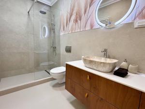 Un baño con lavabo, ducha e inodoro. en Central Sunrise Mad Luxury Residence, en Cluj-Napoca