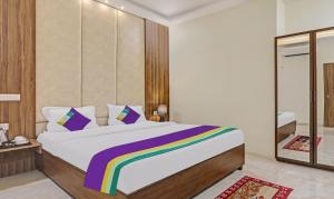 1 dormitorio con cama de arco iris y espejo en hari om guest house, en Baga