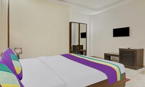 Un dormitorio con una cama grande y un televisor. en hari om guest house, en Baga