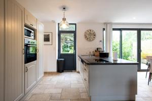 Η κουζίνα ή μικρή κουζίνα στο La Maison de Jeanne - 500m de la Plage +7 φωτογραφίες