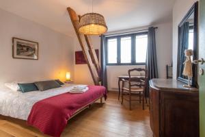 Ένα ή περισσότερα κρεβάτια σε δωμάτιο στο La Maison de Jeanne - 500m de la Plage