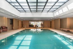 une grande piscine dans un bâtiment avec un plafond dans l'établissement Red Canyon Spa Peaceful Stay by Sea N' Rent, à Eilat