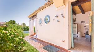 una casa con un reloj en la pared en Casa Gio, en Tortolì