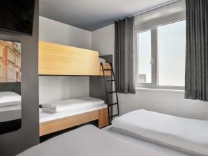 Ένα ή περισσότερα κρεβάτια σε δωμάτιο στο B&B HOTEL Bielefeld-City