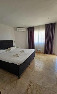 sypialnia z dużym łóżkiem i fioletowymi zasłonami w obiekcie Villa Frigiliana San Rafael w mieście Nerja