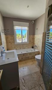 łazienka z wanną, umywalką i toaletą w obiekcie Villa Frigiliana San Rafael w mieście Nerja +10 zdjęć