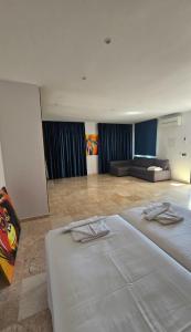 pokój z dwoma łóżkami i kanapą w obiekcie Villa Frigiliana San Rafael w mieście Nerja
