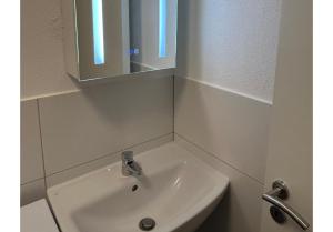 Ένα μπάνιο στο Top-Floor Hideaway for Two in Karlsruhe-Mühlburg - APOLONIAliving - Apt3