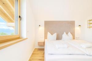 リーデンにあるWiese I Sauna I Berg-Seeblick I Natur I Parkenの白いベッドと窓のある寝室
