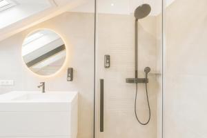 リーデンにあるWiese I Sauna I Berg-Seeblick I Natur I Parkenの洗面台と鏡を備えた浴室のシャワー +20枚の写真