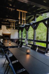 eine Gruppe von Tischen in einem Raum mit Stühlen in der Unterkunft Pensiunea El Sol 