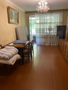 a living room with a dining room table and a chandelier at Оренда 3-х комнатной квартиры 1000 в сутки in Kyiv