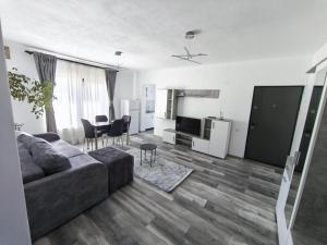 a living room with a couch and a table at ROA Residence - premium apartments in Ploieşti