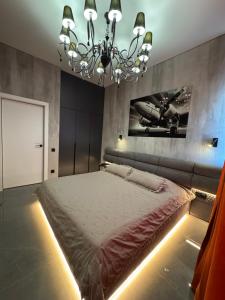 敖德萨ЖК Атмосфера первая линия моря место паркинг的一间卧室配有一张带吊灯的大床 更多21张照片