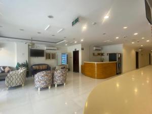 a large living room with a table and chairs at شقق درة حي الريان للشقق المخدومة DORAT HAY aL RAYAN FOR SERVICED APARTMENT in Riyadh