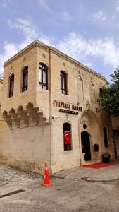 un edificio di mattoni con un cartello sul lato di Fırfırlı Konak a Şanlıurfa