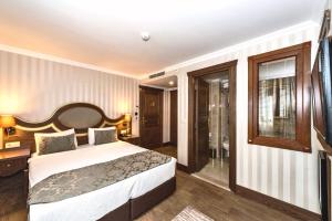 A bed or beds in a room at The Central Hotel