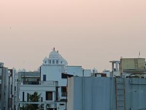 une vue sur les toits d'une ville avec un bâtiment dans l'établissement Toit -AC room Himayathnagar, à Hyderabad