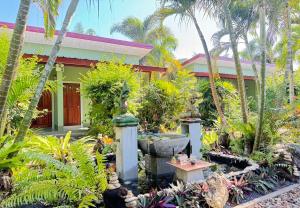 una casa con jardín con fuente y palmeras en AJ Paradise Resort Aonang Krabi, en Ao Nang Beach