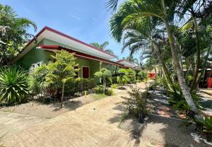 una casa verde con palmeras delante en AJ Paradise Resort Aonang Krabi, en Ao Nang Beach 17 fotos más