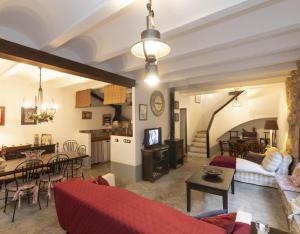 a living room with a couch and a table at Casa Rural de Benitandus in Alcudia de Veo