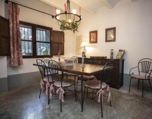 a dining room table with chairs and a chandelier at Casa Rural de Benitandus in Alcudia de Veo